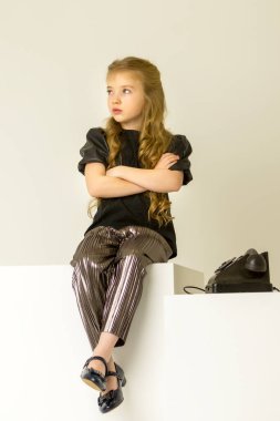 Küçük bir kız eski telefondan arıyor..