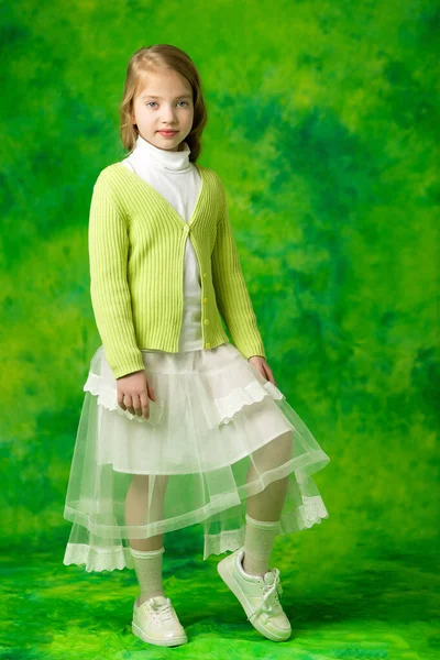 Elegantes Mädchen im Kleid. Jugendmodekonzept, glückliches Kind. — Stockfoto