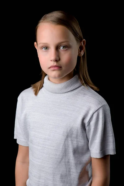 Vista de cerca de una linda niña sonriente posando sobre fondo negro. —  Fotos de Stock