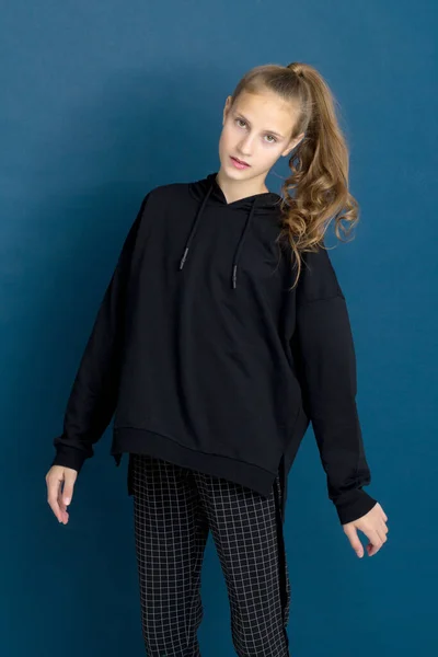 Menina adolescente bonita em roupas elegantes pretas — Fotografia de Stock