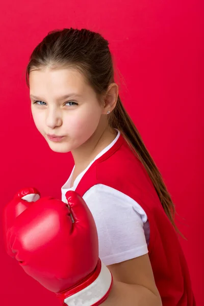 Adolescente posando en guantes de boxeo — Foto de Stock