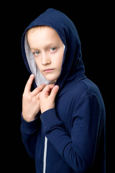 Portret van een coole jongen in een blauwe hoodie — Stockfoto