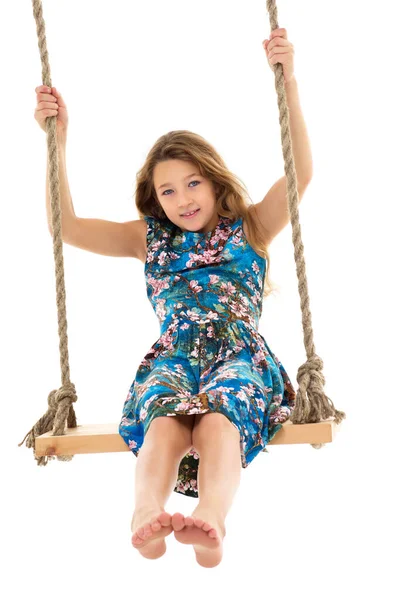 Chica rubia balanceándose en el columpio cuerda — Foto de Stock