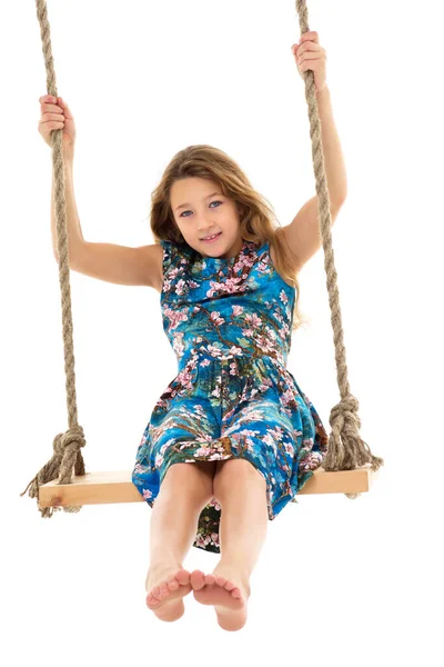 Bionda ragazza oscillante su corda swing — Foto Stock