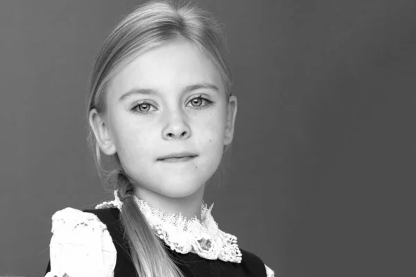 Close up view of cute smiling blonde girl posing.Black white photo. — Stock Photo, Image