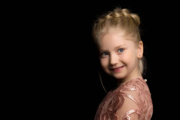 Close-up.Portrait eines niedlichen kleinen Mädchens auf schwarzem Hintergrund. — Stockfoto