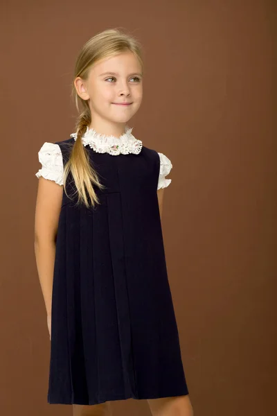 Menina loira bonito em uniforme escolar — Fotografia de Stock