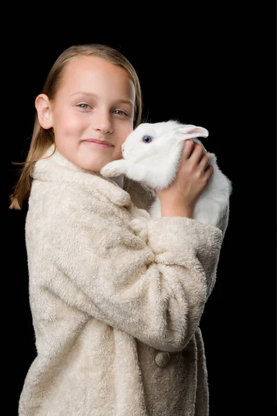 Söt flicka kramar vit kanin — Stockfoto