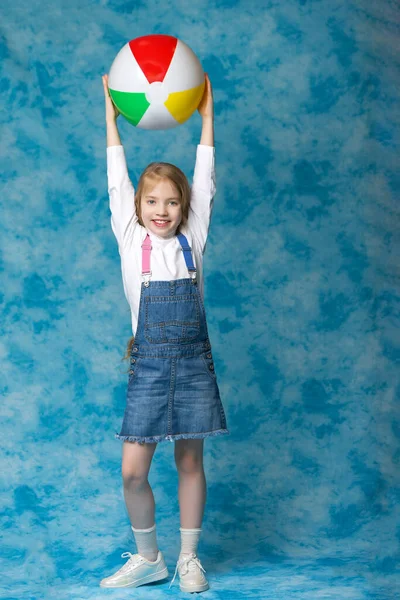 Küçük kız bir topla oynuyor. Çocuk sporları konsepti, yaz tatili.. — Stok fotoğraf