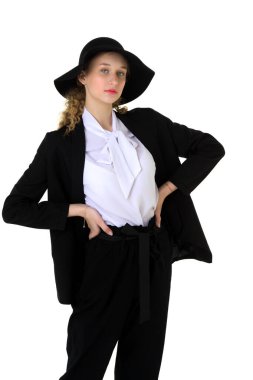 Şık siyah takım elbiseli zarif bir kız.