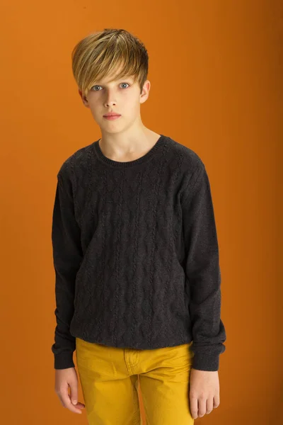 Stílusos szőke jóképű tinédzser fiú — Stock Fotó