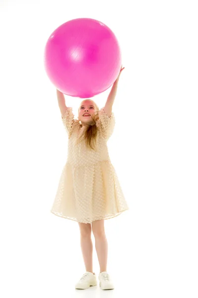 Menina brinca com uma grande bola para a aptidão — Fotografia de Stock