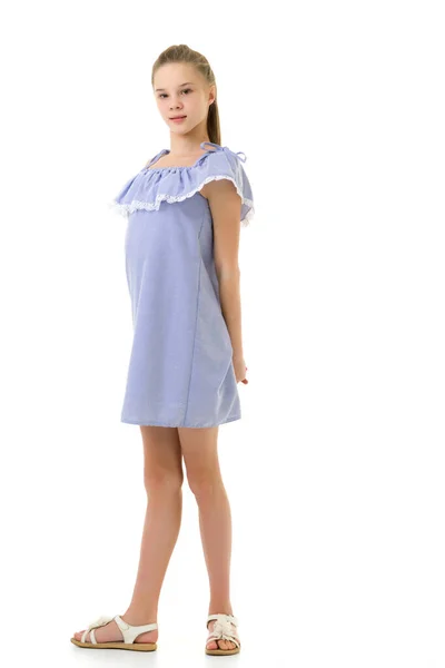 밝은 청색 옷을 입은 십 대 소녀의 모습 반바지를 입고 있는 모습 — 스톡 사진