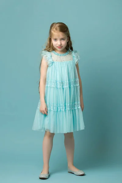 Menina elegante em um vestido. Conceito de moda jovem, criança feliz. — Fotografia de Stock