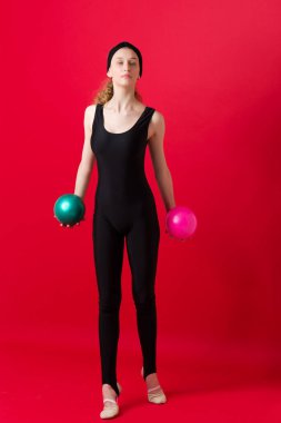 Siyah mayo giyen iki taşaklı genç kız.