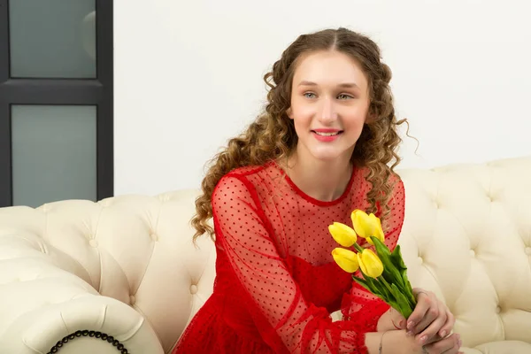 Retrato de menina bonita com tulipas amarelas frescas — Fotografia de Stock