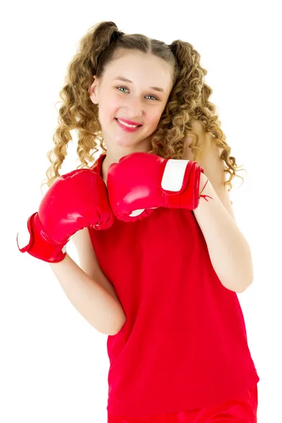 Счастливая девочка-подросток позирует в красных боксёрских перчатках — стоковое фото