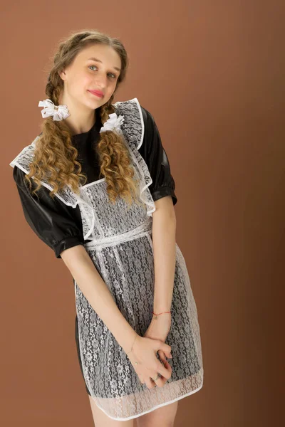 Vidám szőke lány retro iskolai egyenruhában — Stock Fotó