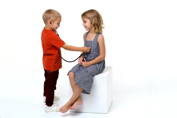 Leuke kinderen spelen dokter en patiënt — Stockfoto