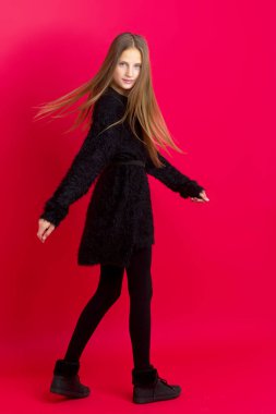 Uzun kahverengi saçlı, rüzgarda uçan güzel kız.