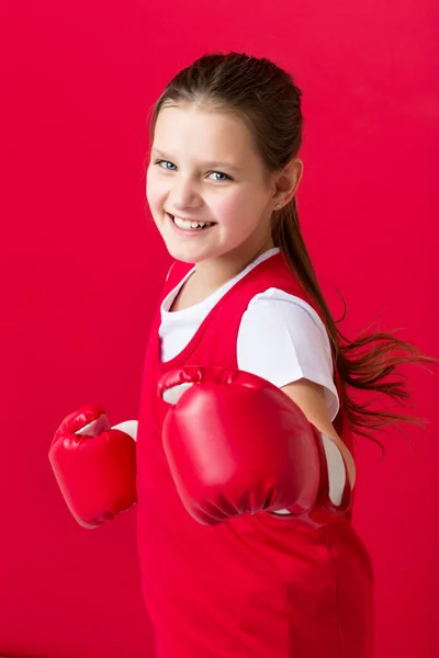 Adolescente posando en guantes de boxeo — Foto de Stock