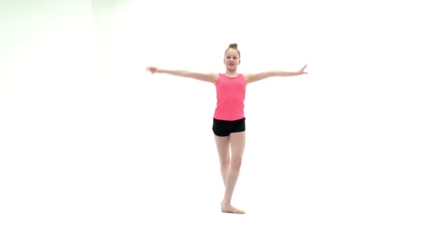 O ginasta executar um elemento acrobático no chão. — Vídeo de Stock