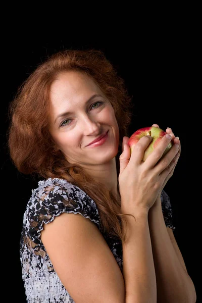 Vreugdevolle vrouw met verse appel — Stockfoto