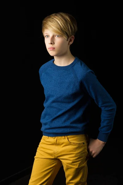 Jóképű szőke, stílusos tinédzser fiú. — Stock Fotó
