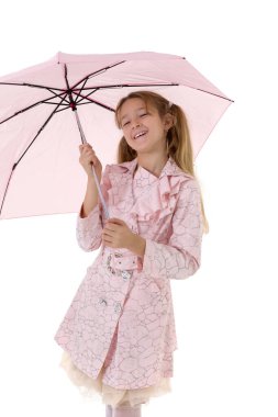 Yağmurluklu kız elinde şemsiyeyle