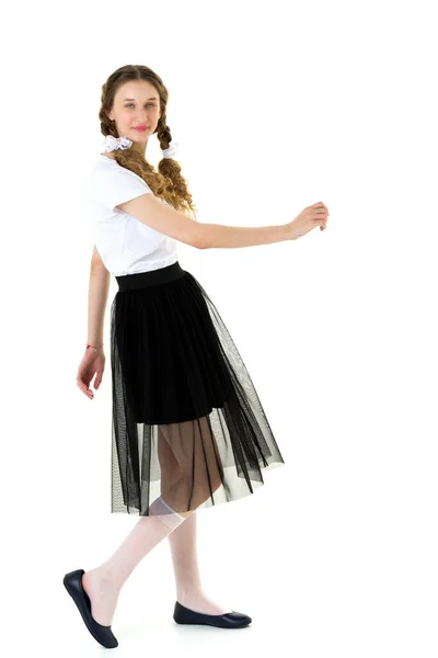 Красива дівчина-підліток позує в сучасному модному вбранні — стокове фото