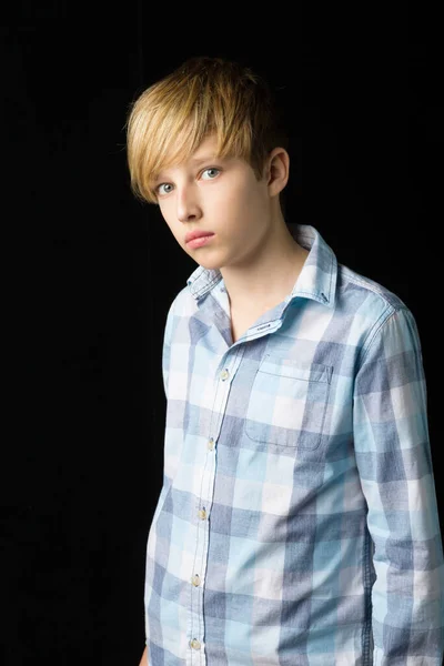 Vonzó szőke tinédzser fiú portréja — Stock Fotó