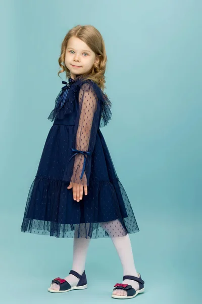 Linda menina posando em belo vestido azul — Fotografia de Stock