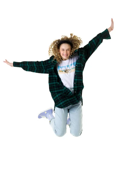 Sonriendo elegante adolescente chica tener divertido saltar alto —  Fotos de Stock
