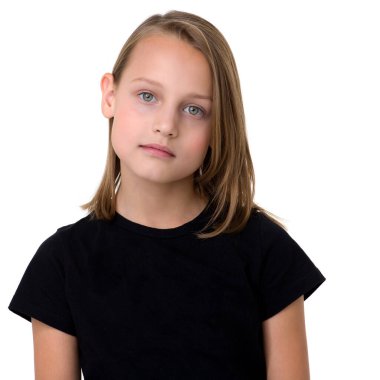 Siyah tişörtlü güzel sarışın kız.