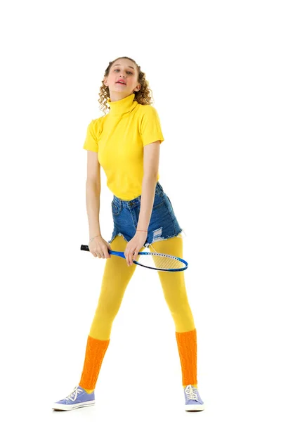 Дівчина спортсмен в жовтому спортивному одязі грає в теніс — стокове фото