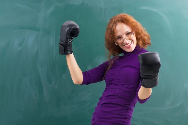 Profesora en guantes de boxeo celebrando su victoria — Foto de Stock