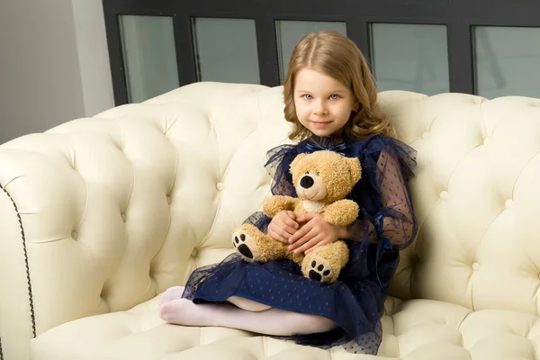 Mooi klein meisje knuffelen haar teddy beer speelgoed — Stockfoto