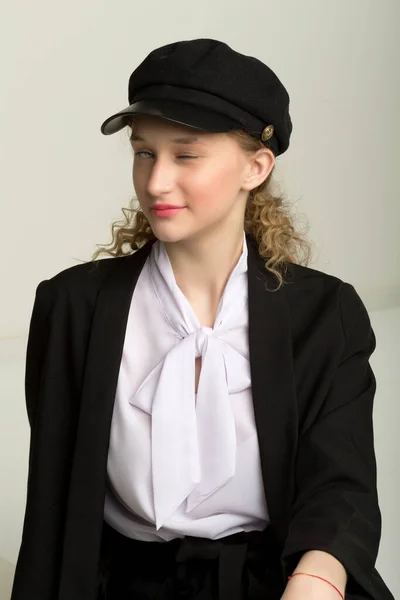 Retrato de menina bonita elegante piscando um olho — Fotografia de Stock