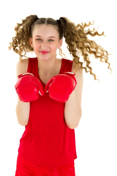 Chica rubia feliz luchando en guantes de boxeo rojos —  Fotos de Stock