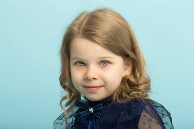 Güzel bir dantel elbise giymiş çekici bir sarışının portresi. Yakın plan.