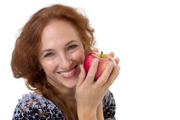 Счастливая женщина держит свежее красное яблоко. — стоковое фото