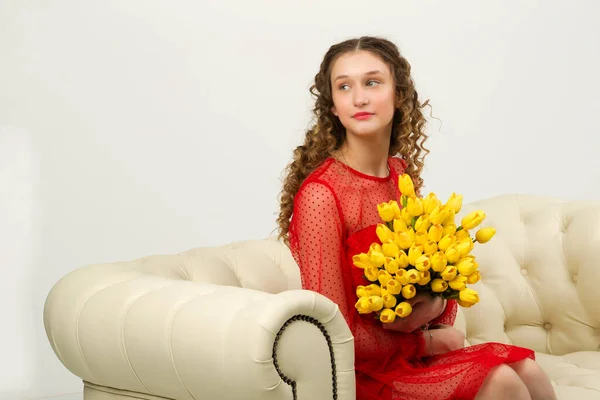 Close up retrato de menina com buquê de flores — Fotografia de Stock
