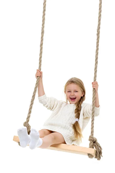 Słodkie długo włosy dziewczyna siedzi na liny huśtawka — Zdjęcie stockowe