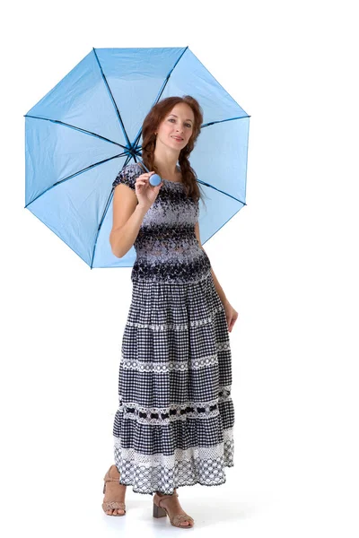 Piękna kobieta chodząca pod parasolem — Zdjęcie stockowe