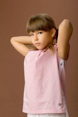 Güzel bir kızın yan görünüm portresini kapat.