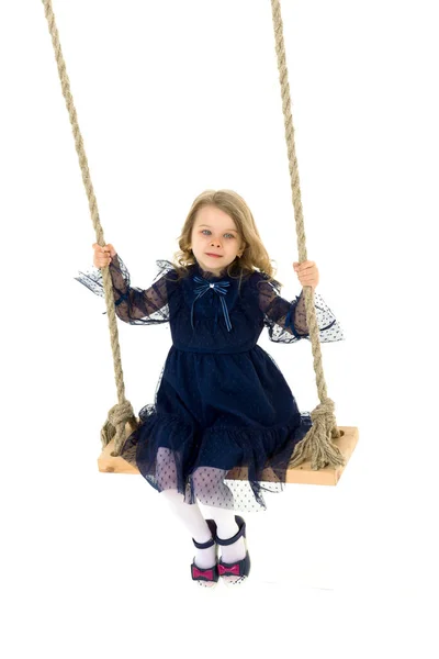 Ljuvligt blond liten flicka svänger på rep swing — Stockfoto