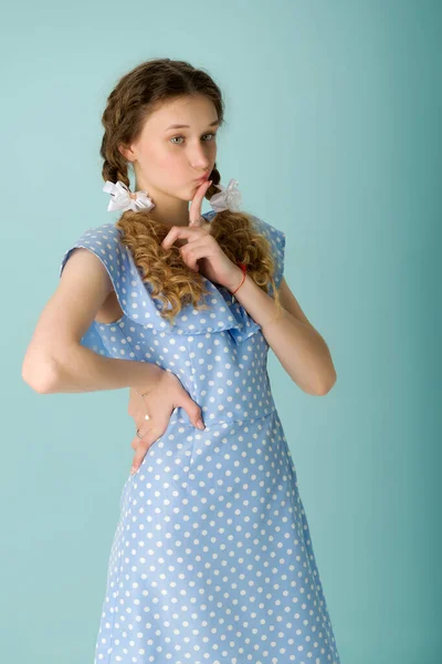Porträtt av glad tonåring flicka i ljusblå klänning — Stockfoto