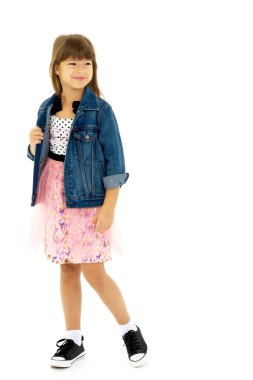 Güzel kız poz veriyor. Kameraya döndü.