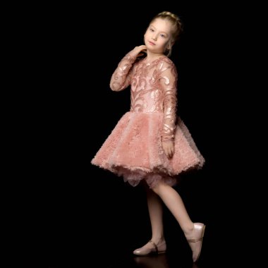 Küçük kız ellerini yüzüne doladı. Siyah bir arka planda izole bir şekilde..