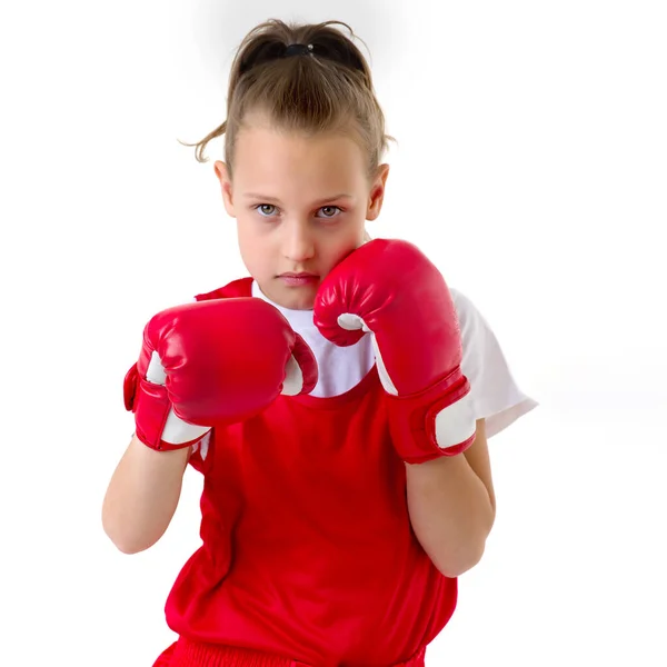 Preadolescente chica de boxeo con guantes rojos —  Fotos de Stock